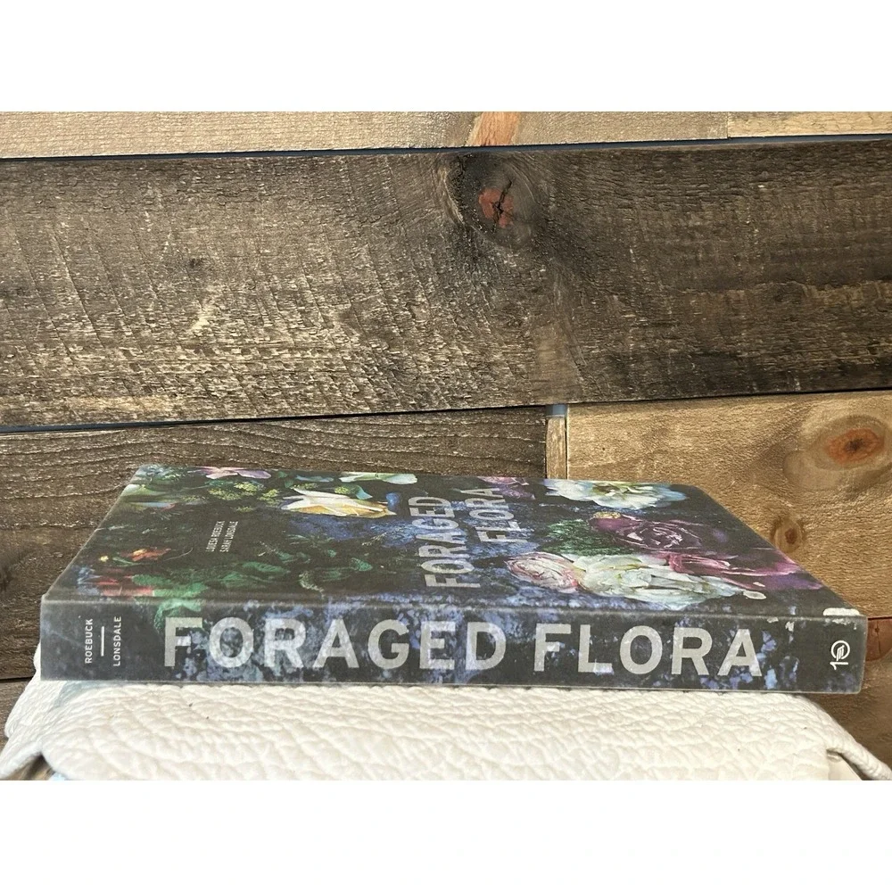 Foraged Flora: A Year of Gathering and Arranging‎ Wild Plants and Flowers